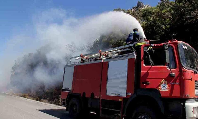 TΩΡΑ: Φωτιά στη Μάνδρα Αττικής κοντά σε μοναστήρι (pic)