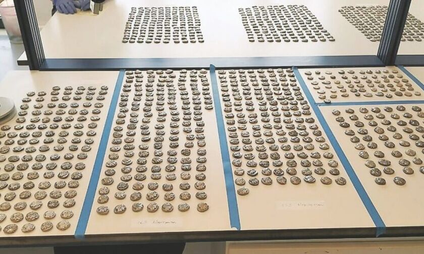 Αρχαία νομίσματα σε μπουκαλάκια νερού και η κρυψώνα σε τάπερ με ντολμαδάκια