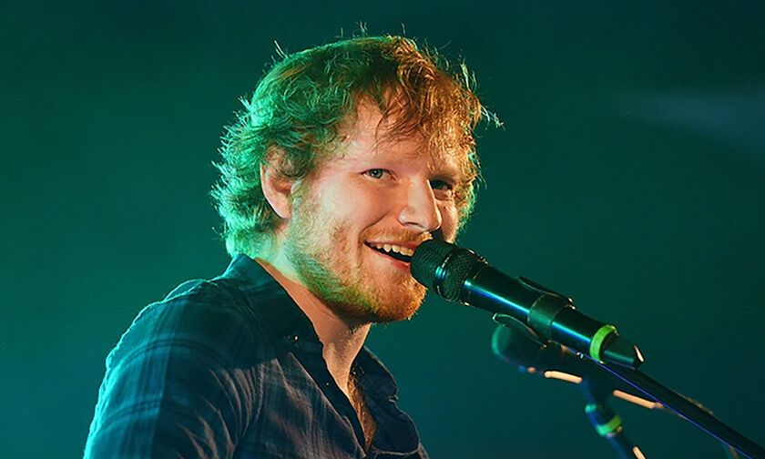 Ένα τεράστιο άγαλμα που απεικονίζει τον Ed Sheeran εμφανίστηκε στη Μόσχα