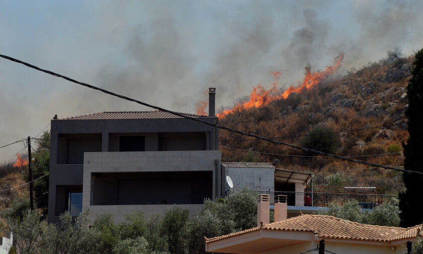 Υπό έλεγχο η πυρκαγιά στο Ναύπλιο - «Οι πυροσβέστες έσωσαν τα σπίτια» λέει ο δήμαρχος