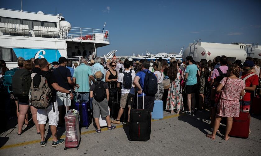 Λιμάνι Πειραιά: Αυξημένη κίνηση – Φεύγουν οι Αθηναίοι - Έρχεται το δυσκολότερο Σαββατοκύριακο