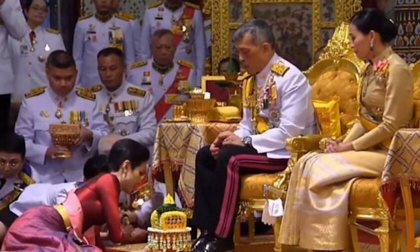 Ο βασιλιάς της Ταϊλάνδης παρουσίασε την ερωμένη του μπροστά στη σύζυγό του (vid)