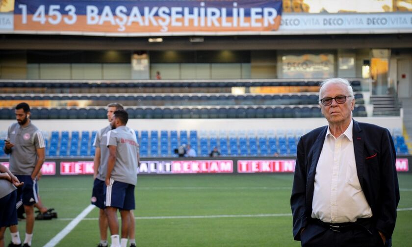 Τουρκική πρόκληση με πανό που αναγράφει 1453