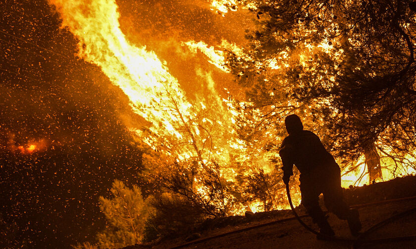 Μαίνεται η πυρκαγιά στην Εύβοια - Στη μάχη της κατάσβεσης από το πρωί τα εναέρια μέσα
