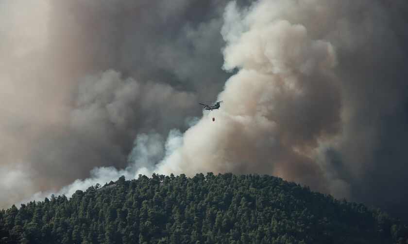 ΤΩΡΑ: Δυναμώνει η πυρκαγιά στην Κέρκυρα (vid)