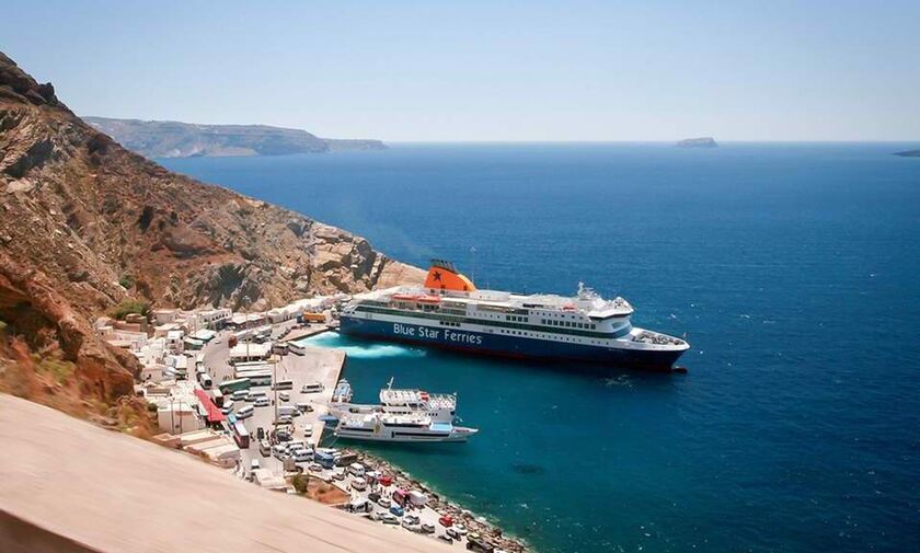 Στο λιμάνι της Σαντορίνης με μηχανική βλάβη το «Santorini Palace»
