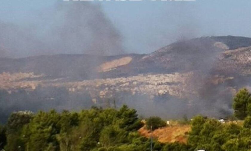 Φωτιά τώρα στην Αθηνών-Λαμίας, στη Λυκόβρυση - Έσπευσαν 17 οχήματα
