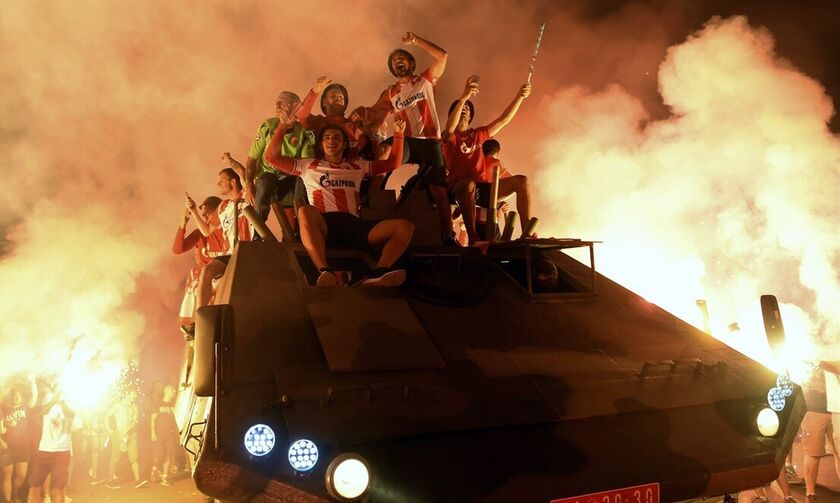 Oι οπαδοί του Ερυθρού Αστέρα παρέλασαν με θωρακισμένο στους δρόμους του Βελιγραδίου! (vid)