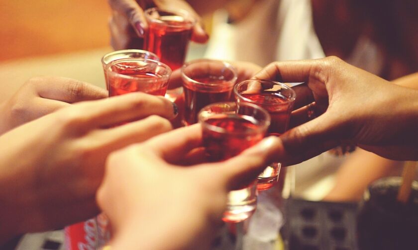 ΠΟΥ: Οι Ελληνες καταναλώνουν λιγότερο αλκοόλ από τον ευρωπαϊκό μέσο όρο 