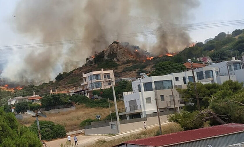 Μαίνεται η πυρκαγιά στο Λαγονήσι - Εκκενώνονται σπίτια (vid+pic)