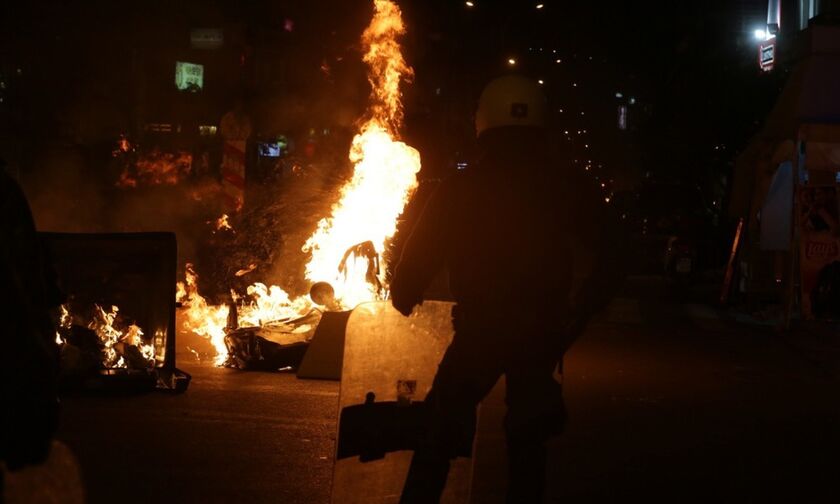 Καταδρομική επίθεση 40 ατόμων στο AT Ζωγράφου -«Βροχή» οι βόμβες μολότοφ