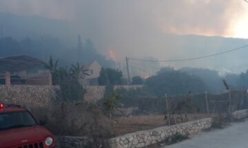 Μεγάλη φωτιά στην Κεφαλονιά - Απομακρύνθηκαν τουρίστες