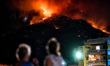 Λουτράκι: Ανεξέλεγκτη η φωτιά - Ολονύχτια μάχη - Υψηλός κίνδυνος σε 6 περιφέρειες σήμερα (pic)