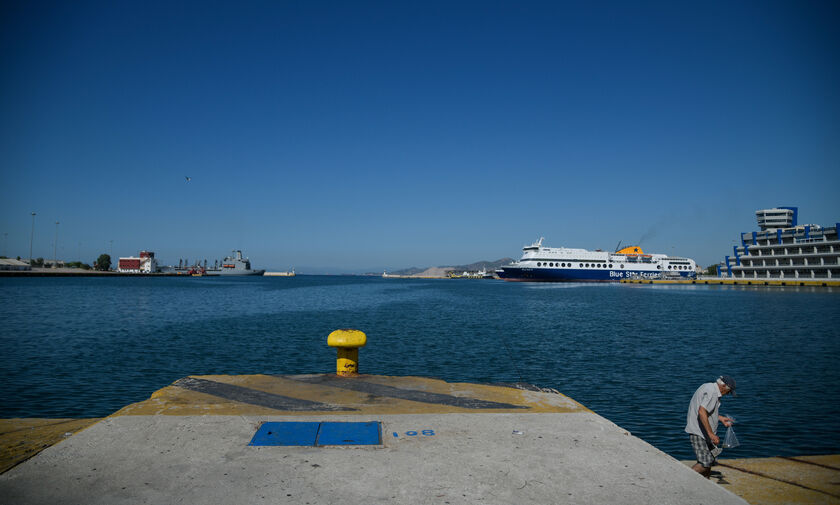 Φεύγουν τα πλοία, δεμένα τα δελφίνια 