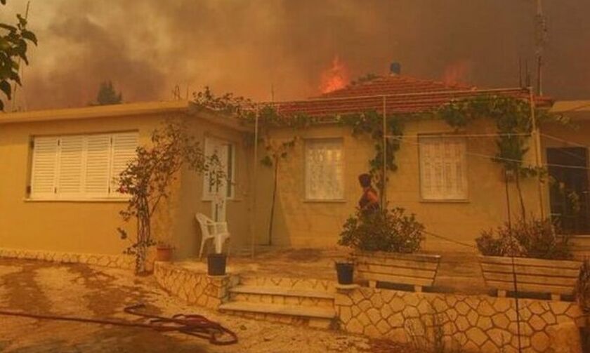 SOS εκπέμπει η Ζάκυνθος: Καίγονται σπίτια - Δυνάμεις ενισχύουν το νησί (vid)