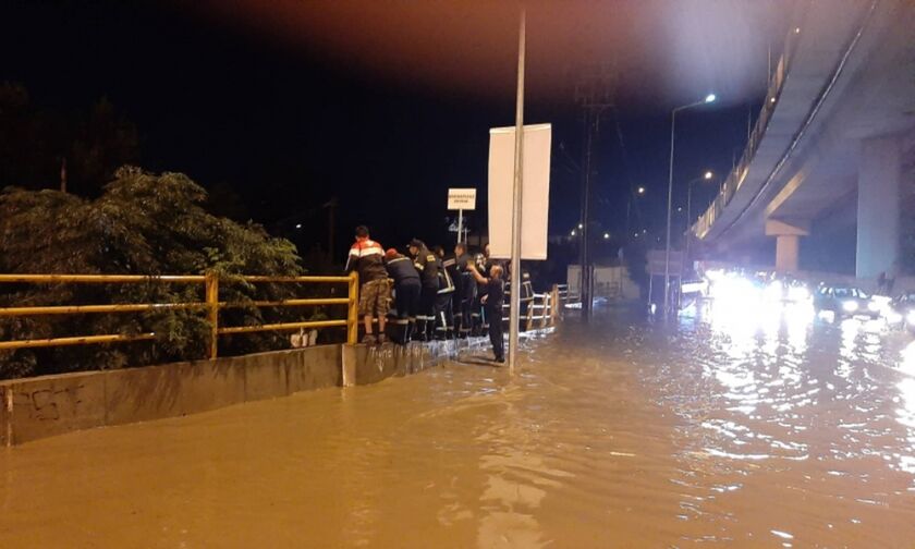 Σαρώνει η κακοκαιρία: Πλημμύρες και απεγκλωβισμοί στη Θεσσαλονίκη –Χαλάζι στα Τρίκαλα (vids)