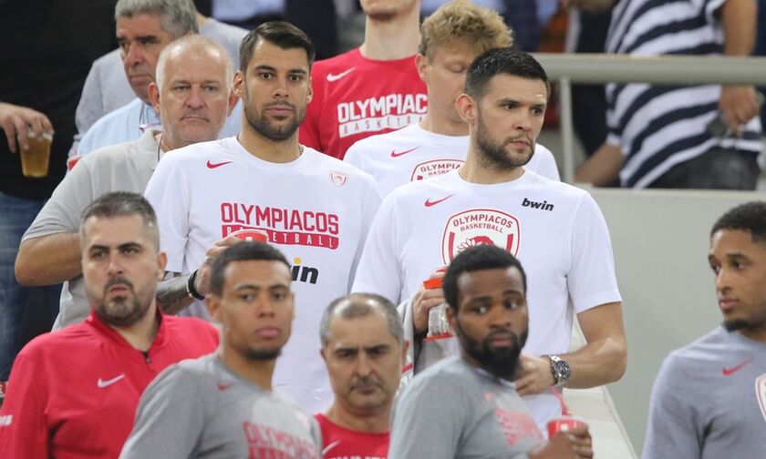 Oλυμπιακός:  Σύσσωμη η ομάδα μπάσκετ στο «Γεώργιος Καραϊσκάκης» (pics)