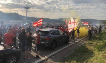 Οπαδοί του Ερυθρού Αστέρα έκλεισαν το δρόμο και αποθέωσαν τους Έλληνες (vids, pics)