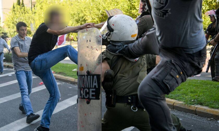 Tι δήλωσε ο αστυνομικός που δέχθηκε κλωτσιές στη διαδήλωση του ΠΑΜΕ (pics, vid)