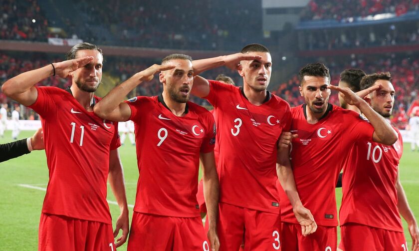 Οι πολεμοχαρείς Τούρκοι, το πανό του Ολυμπιακού και τα μειωμένα αντανακλαστικά της UEFA