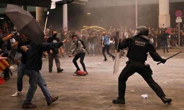 Βίαιες συγκρούσεις στη Βαρκελώνη, δεκάδες τραυματίες και συλληφθέντες (vid)