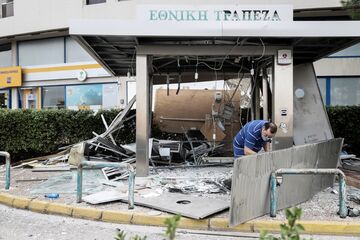Μεγάλες ζημιές από ανατίναξη ATM στη Γλυφάδα - Ανδρας τραυματίστηκε ελαφρά (pics,vid)