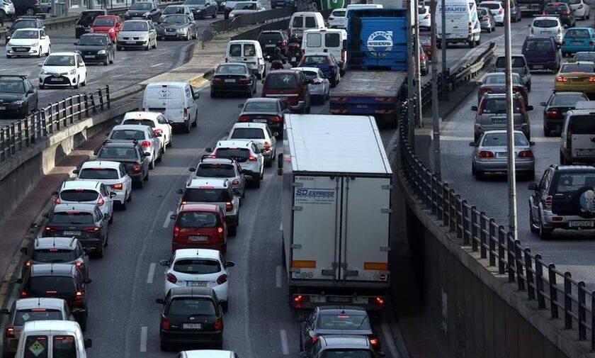 Μποτιλιάρισμα σε Κηφισό και Αττική Οδό από καραμπόλα και έξοδο τριημέρου