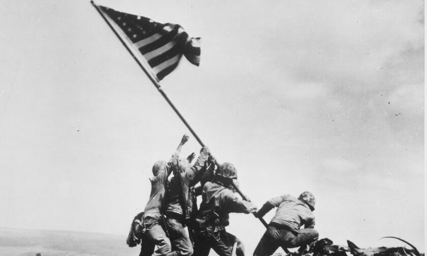 Επική γκάφα: Αμερικανοί πεζοναύτες υψώνουν την... ελληνική σημαία στην Ίβο Τζίμα! (pic)