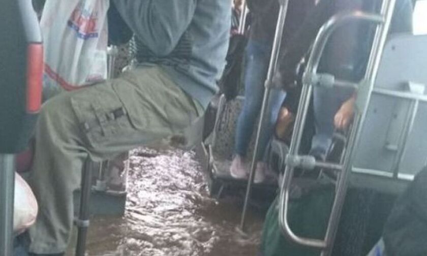 To λεωφορείο 805 πλημμύρισε από τη βροχή και οι επιβάτες κρεμάστηκαν από τις χειρολαβές (vid)