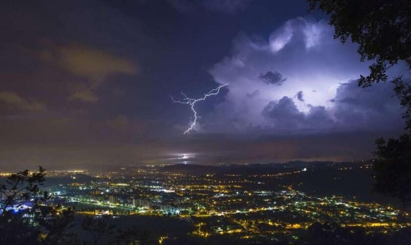 Καιρός: Βροχές και σποραδικές καταιγίδες, κατά τόπους ισχυρές!