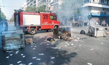 Επεισόδια μεταξύ κουκουλοφόρων και αστυνομικών στο Οικονομικό Πανεπιστήμιο