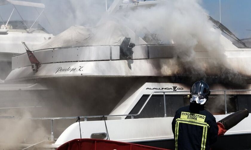Μαρίνα Γλυφάδας: Φωτιά σε θαλαμηγό - Επιχειρούν 15 πυροσβέστες με πέντε οχήματα!