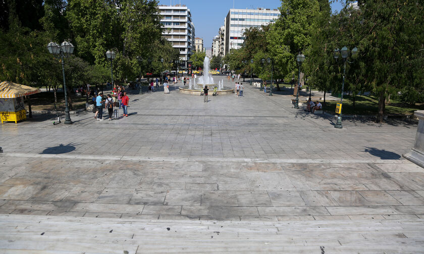 Επιχείρηση καθαριότητας της πλατείας Συντάγματος από τον Δήμο Αθηναίων