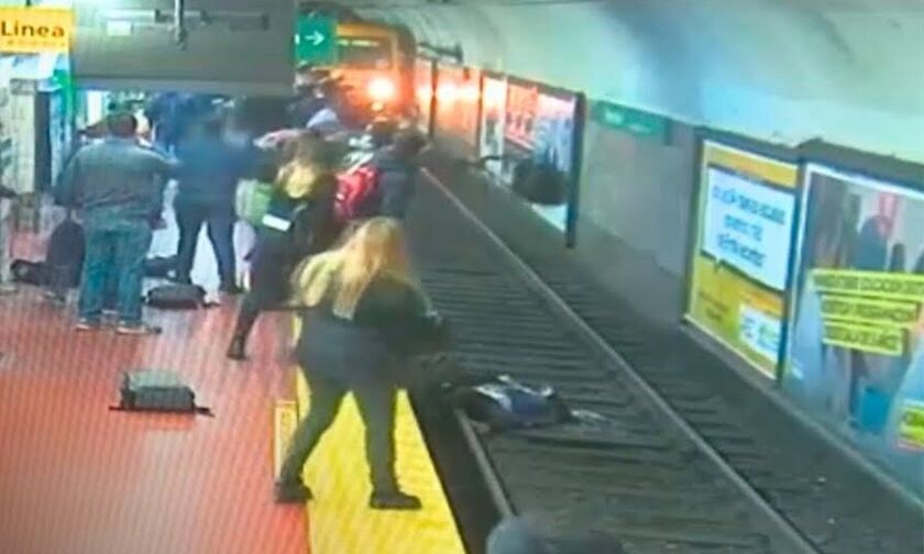 Βίντεο: Κοίταζε το κινητό του κι έπεσε στις γραμμές του μετρό (vid)