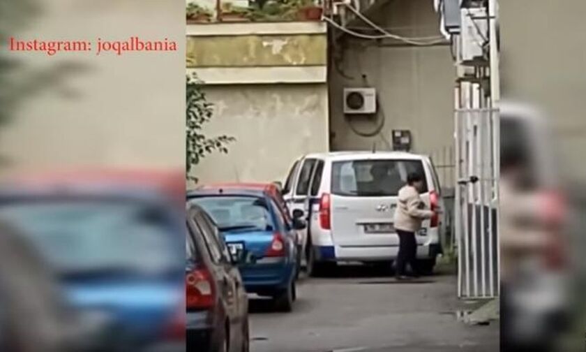 Βίντεο : Αστυνομικός διοικητής Τιράνων κλέβει την ανθρωπιστική βοήθεια για τους σεισμόπληκτους