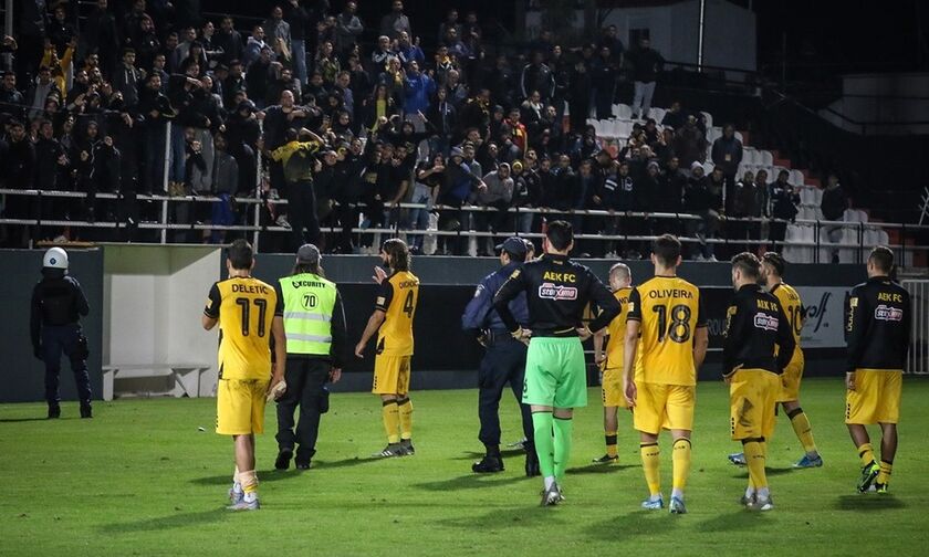 AEK: Οι παίκτες αποδοκιμάστηκαν και στο αεροδρόμιο του Ηρακλείου!