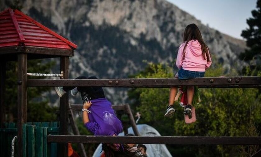 Έρχονται επιδόματα και φοροελαφρύνσεις σε όλες τις οικογένειες