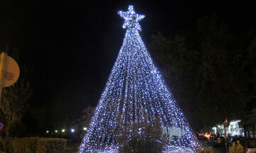 Δείτε τη Χριστουγεννιάτικη Αθήνα τη νύχτα (pics)