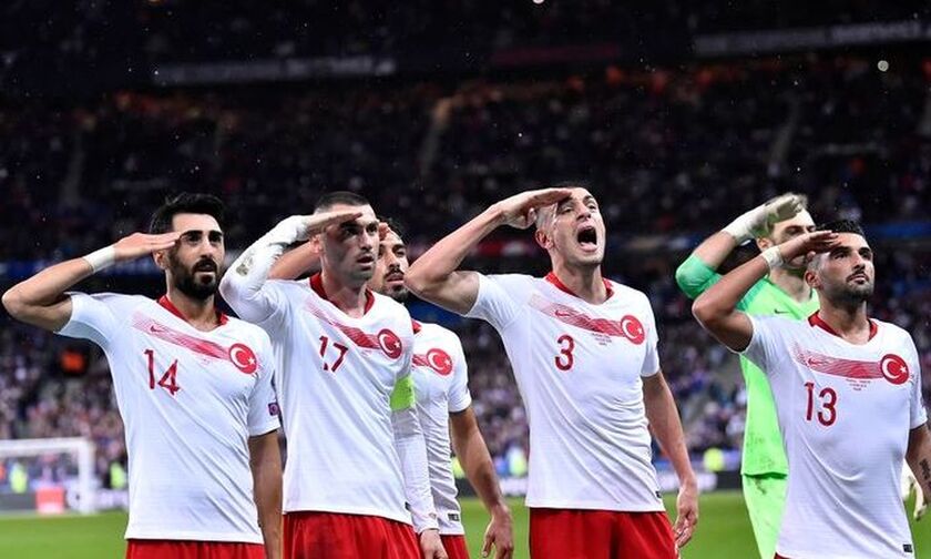 Τούρκικα ΜΜΕ: «Δε θα τιμωρηθεί ο στρατιωτικός χαιρετισμός των παικτών από την UEFA» 
