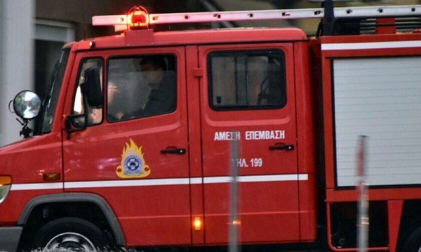 Πυρκαγιά σε κτίριο στην Ερμού - Τέθηκε υπό μερικό έλεγχο