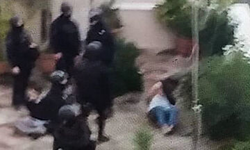 Video-ντοκουμέντο: Η στιγμή που αστυνομικοί επιχειρούν σε ταράτσα - Η φωτο με κουκούλα στο κεφάλι!
