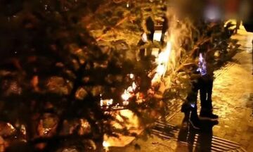 Βίντεο από κάψιμο του χριστουγεννιάτικου δέντρου στα Εξάρχεια (vid) 