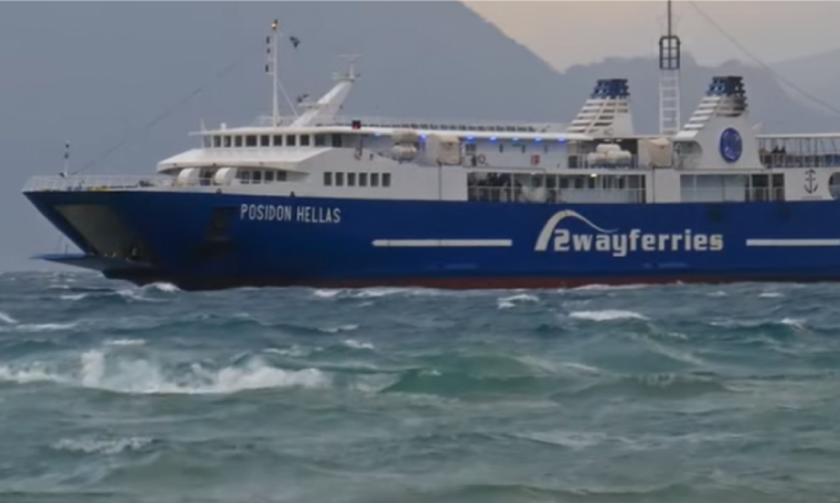 Video: Πλοίο κατάφερε να «δέσει» στην Αίγινα με ανέμους 7 μποφόρ!