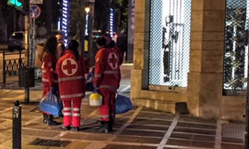 Ο Ελληνικός Ερυθρός Σταυρός υποστηρίζει τους άστεγους στο κέντρο της Αθήνας