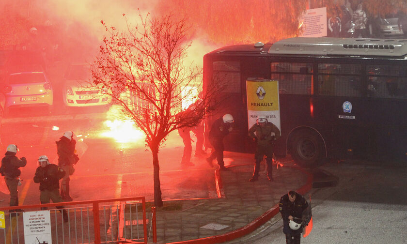 Ολυμπιακός-Παναθηναϊκός: Ένταση με την αστυνομία και δακρυγόνα
