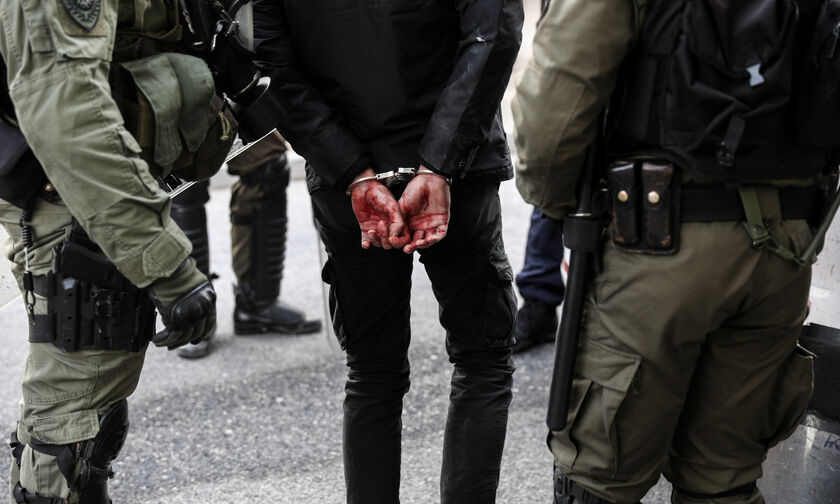 Κουκάκι: Έφτασαν στις 13 οι συλλήψεις, 6 οι τραυματίες! (vids)