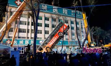 Τρομακτικό δυστύχημα στην Κίνα, άνοιξε δρόμος και «κατάπιε» λεωφορείο (vid)