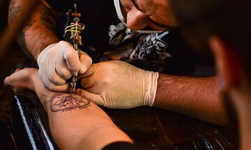 Η Ευρωπαϊκή Ένωση θέλει να απαγορεύσει τα τατουάζ μπλε και πράσινου χρώματος