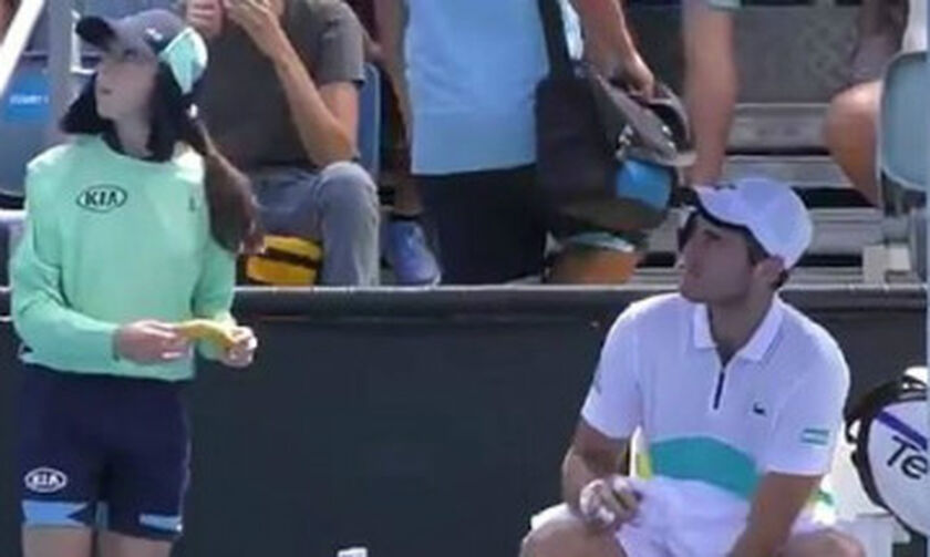 Australian Open 2020: Τενίστας ζήτησε από μπολ-γκερλ να του ξεφλουδίσει την μπανάνα! (vid)