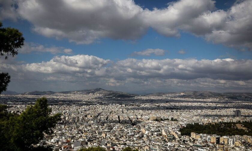 Καιρός: Γενικά αίθριος με τοπικές βροχιές και χιόνια στα ορεινά